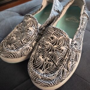 Roxy Black & White Wave-Pattern Slip-On 'Lido' Shoes with Teal Insole - Size 7